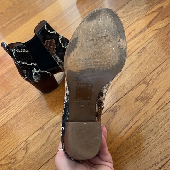 Madewell The Regan Book in Snack Embossed Leather - Picture 8 of 11